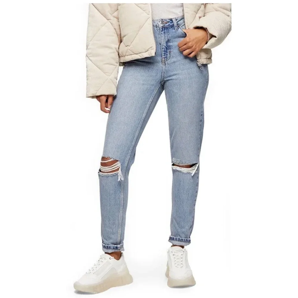 Topshop Mom Jeans High Waisted Ripped Knee Light‎ Wash Blue Womens Size 29 NWT